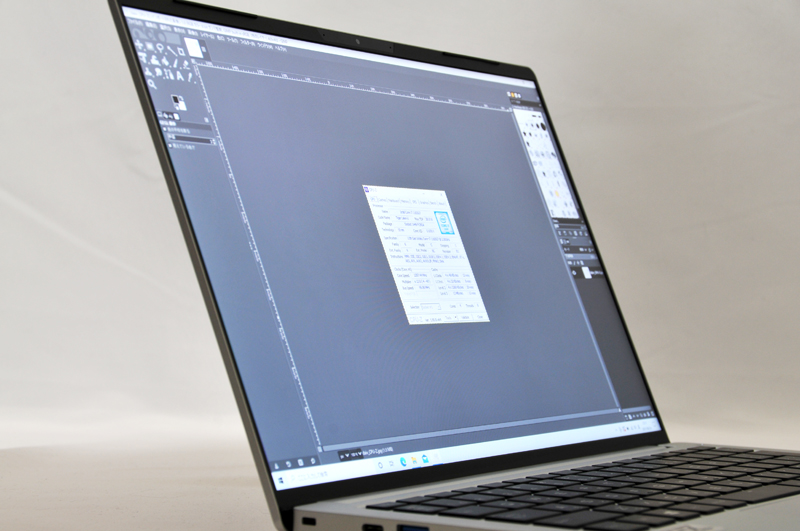 具体的な視野角は公開されていないがどこから見てもハッキリと画面を確認できる広い視野角を持っている