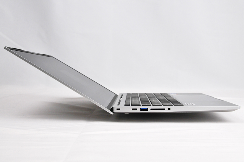 ディスプレイを最大に開いた時の角度は実測で150度くらい