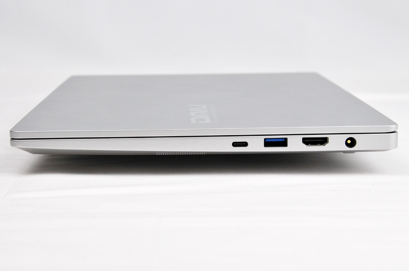 右側面にはThunderbolt 4、USB 3.0、HDMI、電源端子がある。専用の電源端子があるのはうれしい