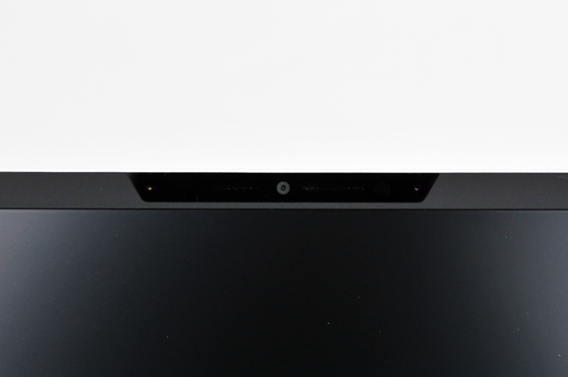 ディスプレイの上部にはWindows Helloに対応した100万画素のWebカメラと、高精度な音声入力を行なえるデュアルアレイマイクを搭載している