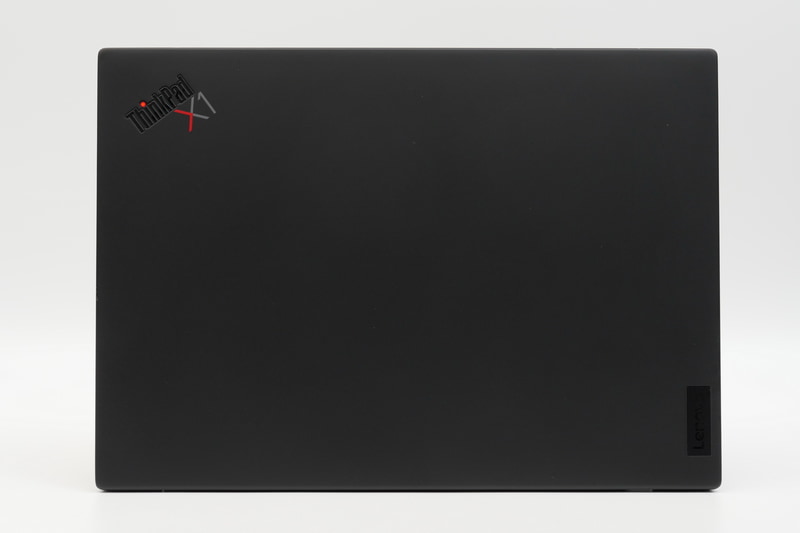 天板にはカーボンファイバーを採用し、軽さと優れた堅牢性を両立