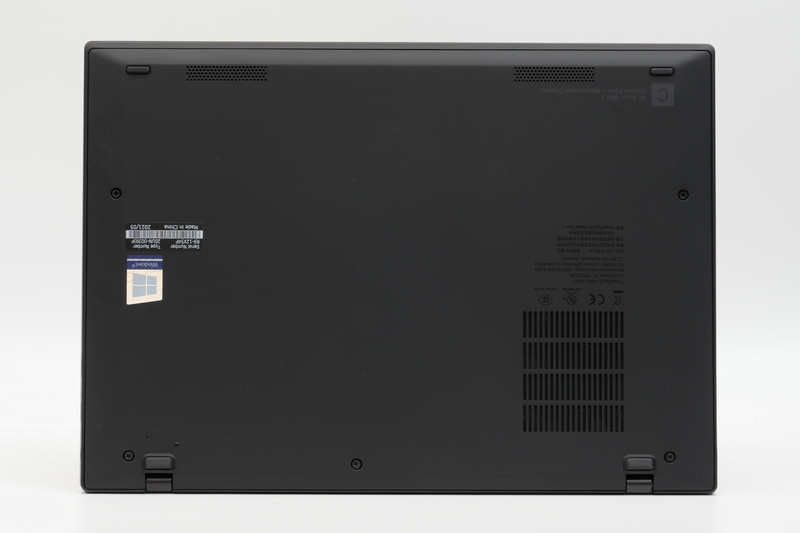 底面。フットプリントは292.8×207.7mm(幅×奥行き)と12型クラスのコンパクトさとなっている