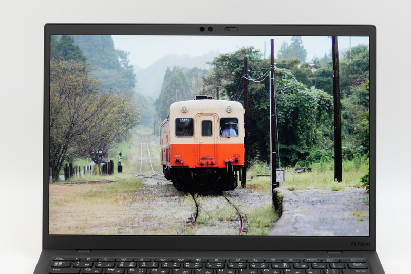 ディスプレイ表面は非光沢処理で、外光の映り込みはほぼ気にならず、快適な文字入力作業が可能。発色性能も申し分なく、不満は感じない