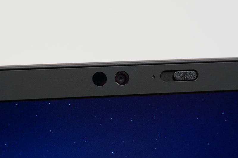 ディスプレイ上部にはWindows Hello対応の顔認証カメラとともに、その左にレーダー方式の人感センサーを搭載