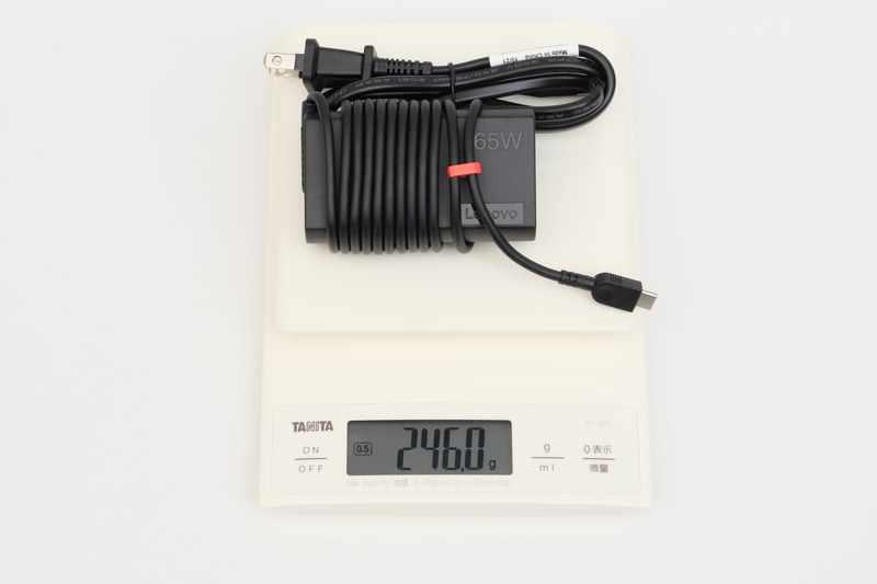 ACアダプタの重量は、付属電源ケーブル込みで実測246gだった