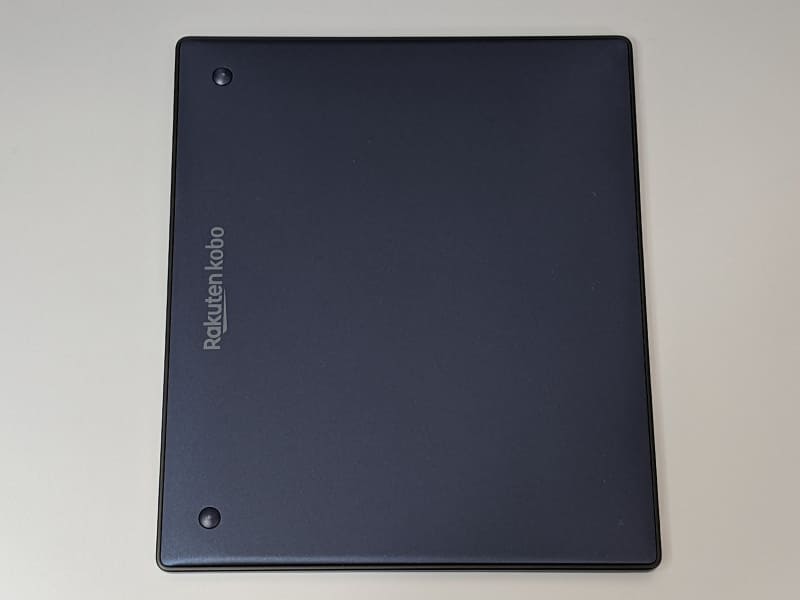 背面。ロゴのある側の筐体がやや薄くなっており、2つのゴム脚がついている