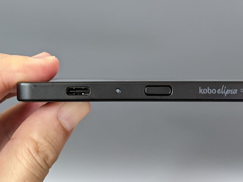 充電はUSB Type-Cで行なう。隣の電源ボタンはややくぼんでいる