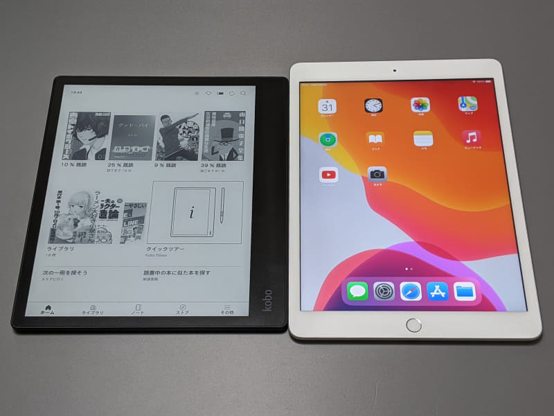 10.2型のiPad(右)との比較。縦横比も含めもっとも画面サイズが近いのはこれだろう