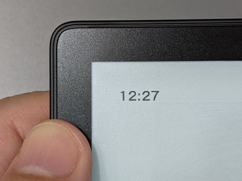 ベゼル幅は上が8.5mm、横が9mm