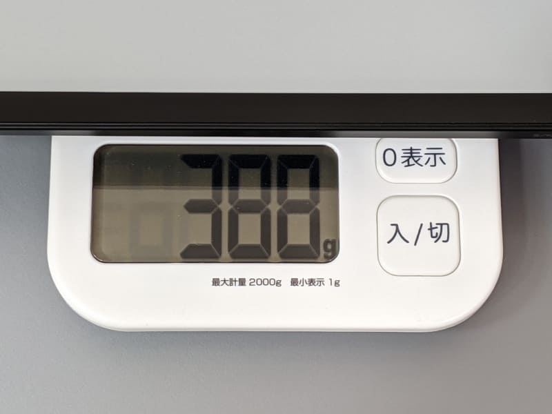 重量は実測388g。ほぼ同等サイズのFire HD 10やiPadと比べると100g近く軽い