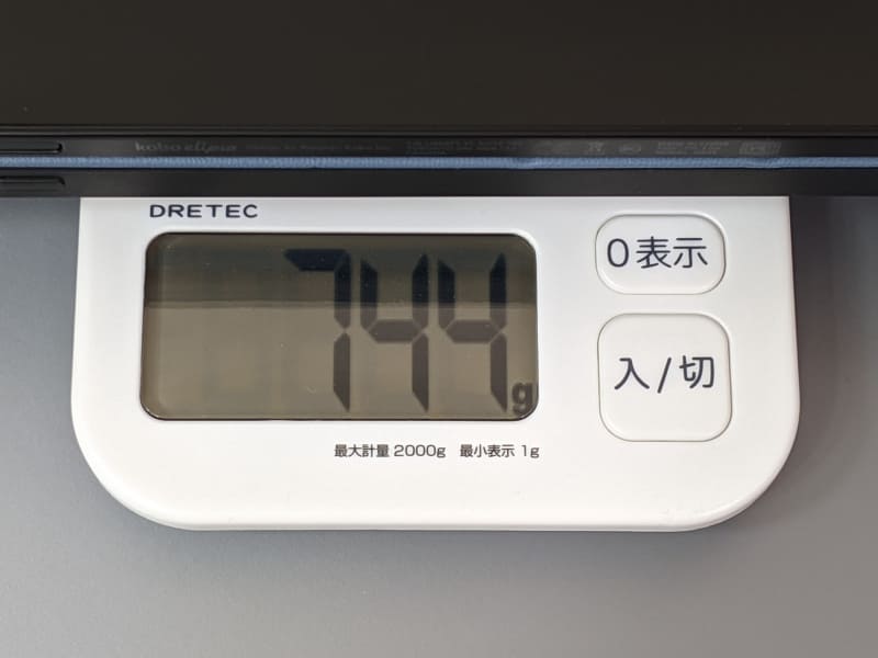 専用ケース・スタイラスとのフルセットでは実測744gとかなりの重量だ