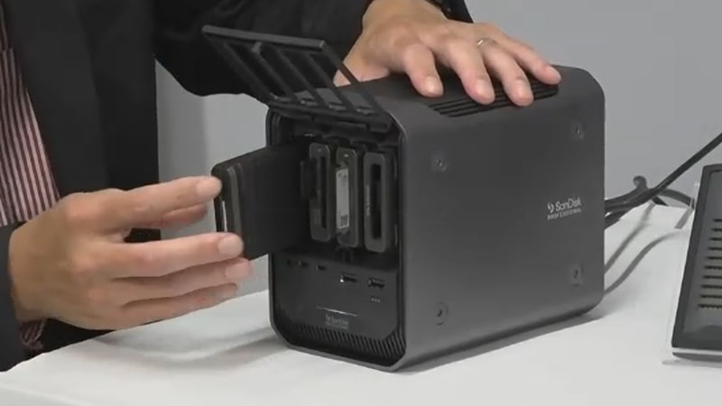 全面上部パネルが開き、PRO-READERを内蔵できる