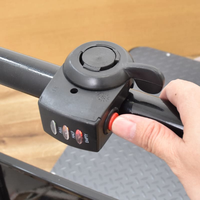 手元のスイッチやレバーで操作