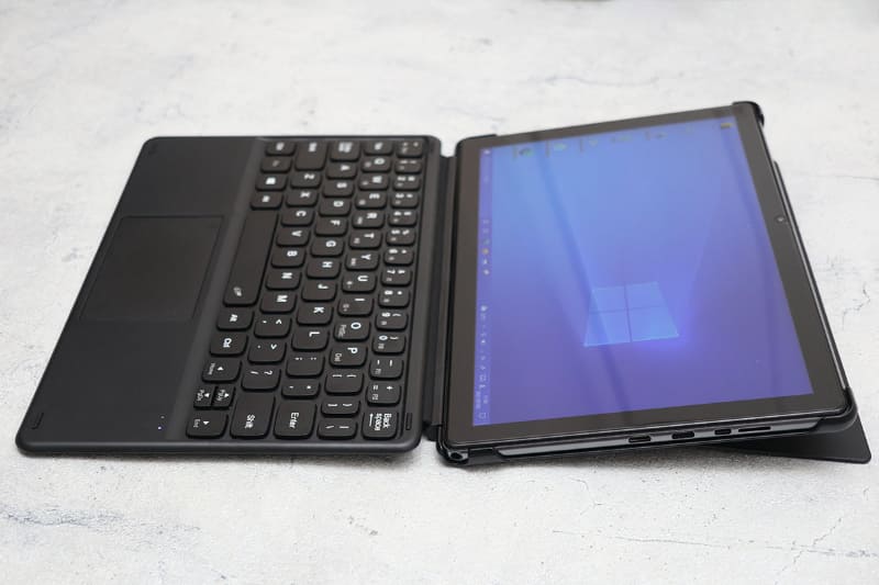 スタンドはかなりの角度まで倒せるので、ペンで筆記の際は重宝する