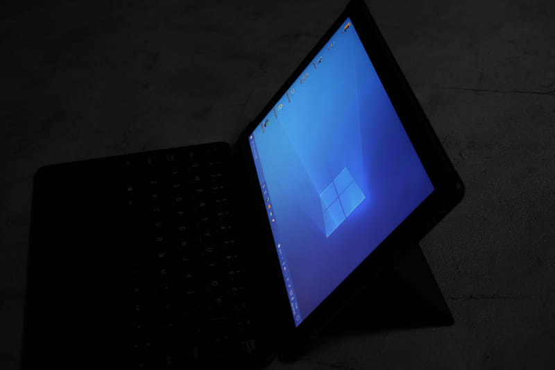 液晶は黒が引き締まっている印象。視野角も広く、価格を考えればかなりいい部類だ