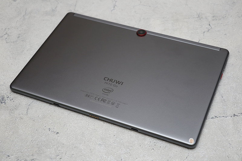 本体背面。ほとんどは金属で、手にするとひんやりして質感は高い