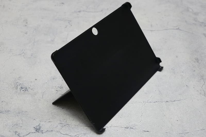 カバーは四隅でホールドするもの。キックスタンド装備で自立できる