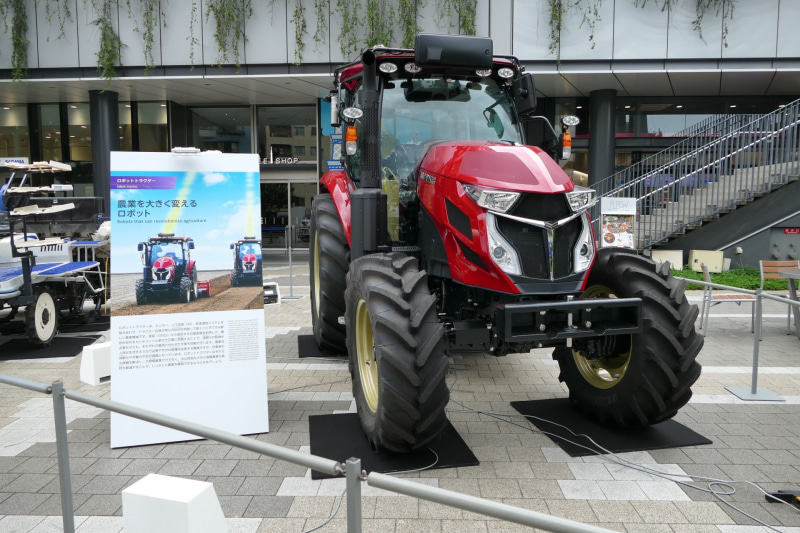 自動運転トラクター。GNSSによる位置情報を活用してcm単位で位置を把握