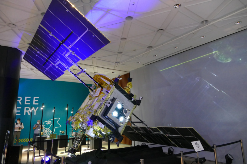 小惑星探査機「はやぶさ2」の模型