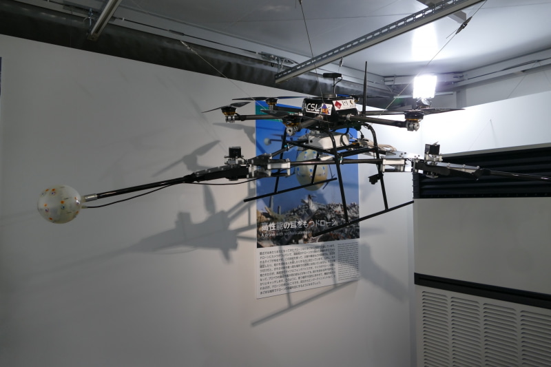 高感度のマイクロフォン(左先端の球)を付けた要救助者探索用ドローン