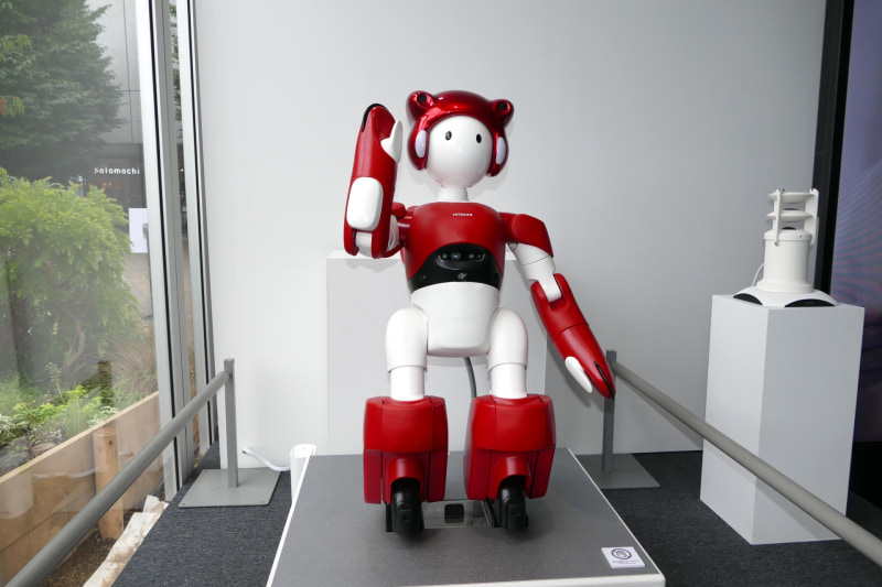 日立製作所のコミュニケーションロボット「EMIEW4」。日本語・英語・中国語・韓国語に対応