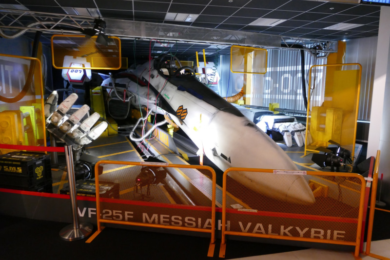 千葉工業大学東京スカイツリー タウンキャンパスには各種展示のほか、アニメ「マクロスF」の主役メカ「バルキリーVF-25」の実物大模型の常設展示がある(Society 5.0博とは無関係)
