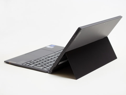 西川和久の不定期コラム】キックスタンド搭載で軽くなった10.3型2in1