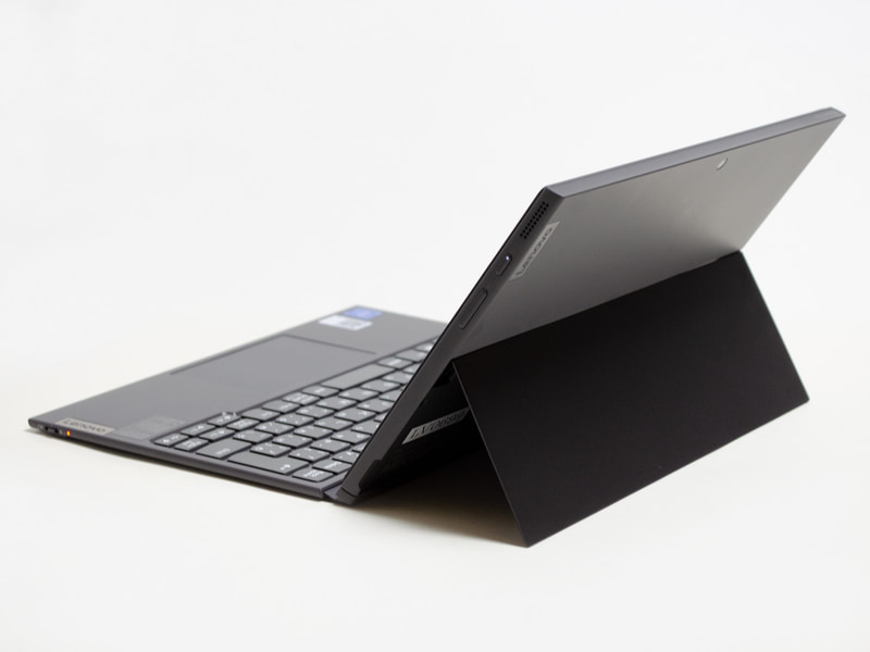 斜め後ろから。キックスタンドで任意の位置に固定できる