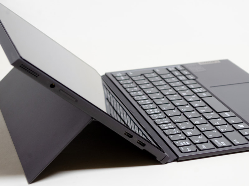 左側面。Lスピーカー、3.5mmジャック、microSDカードスロット、Type-C×2