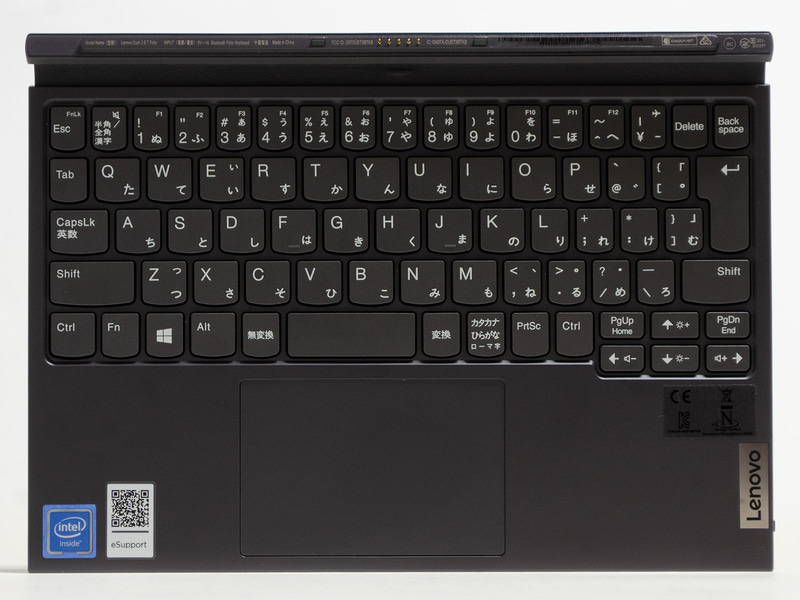 キーボードはJIS配列73キー。タッチパッドは1枚プレート式。右下側近くにあるボタンはBluetooth接続用