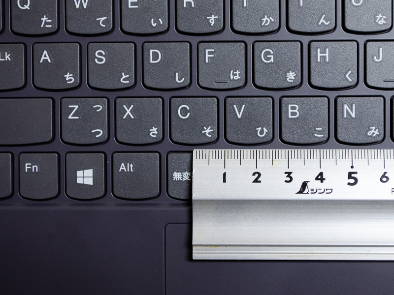 キーピッチは実測で約18mm。数字など一番上行が狭いのが気になる