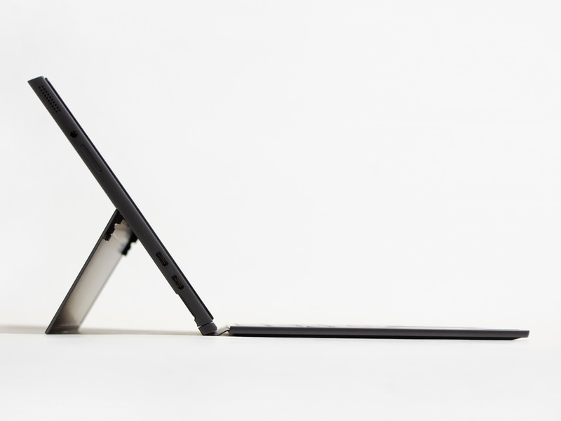 横から。Type-Cのコネクタからもわかるように結構薄い