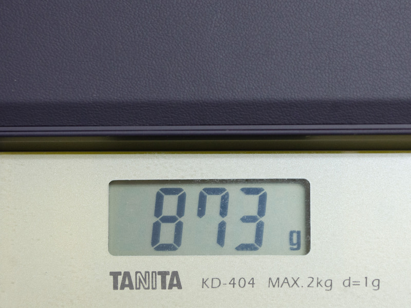 重量(キーボード込み)は実測で873g