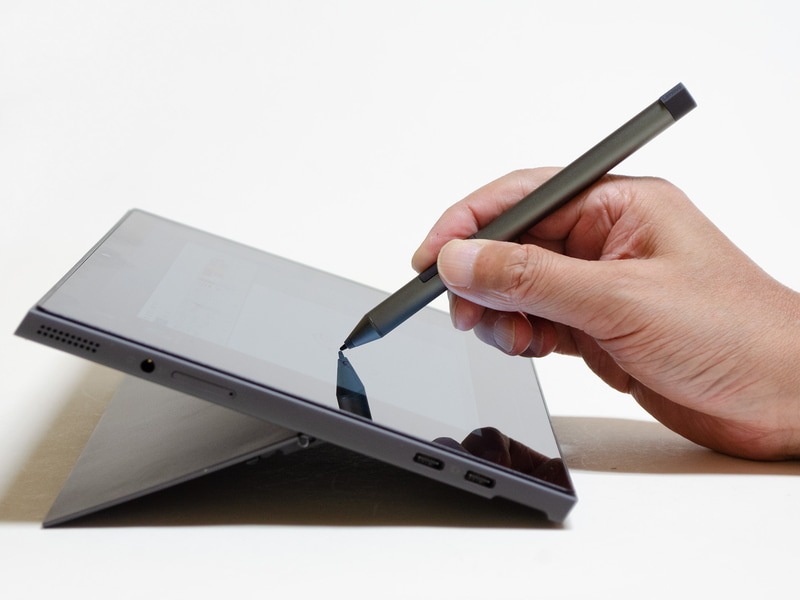 付属のペンと本体(タブレット)。傾きはこれが最大。ペン入力にちょうど良い。本体だけだと実測で601g。付属のデジタルペンは単6形電池1本を使用