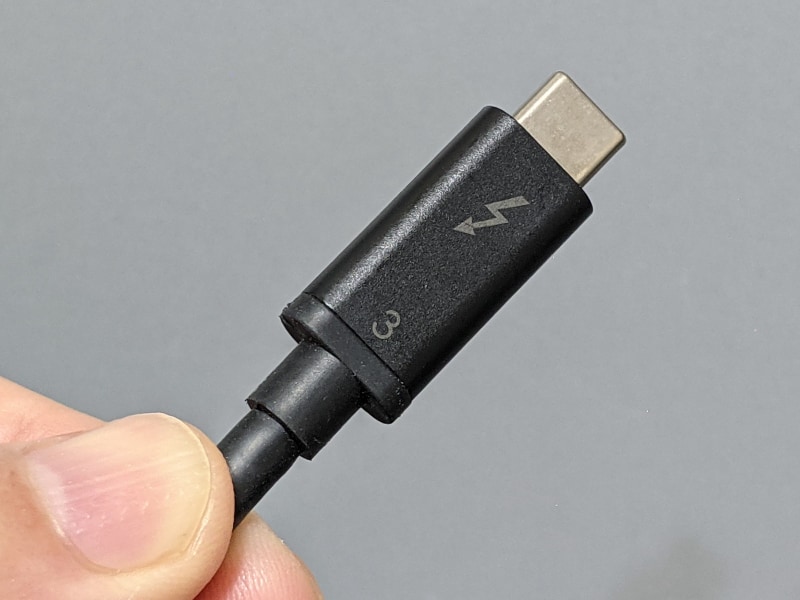 Thunderbolt 3ケーブルのコネクタ。稲妻マークに数字の「3」を組み合わせて規格を表している。現行のThunderbolt 4は数字が「4」になる