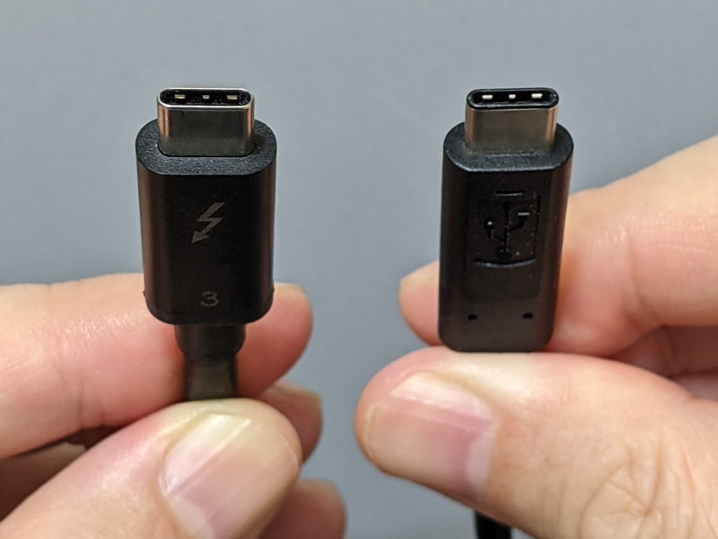 左がThunderbolt 3ケーブル、右がUSB Type-Cケーブル。どちらもコネクタ形状はUSB Type-Cなので混乱する