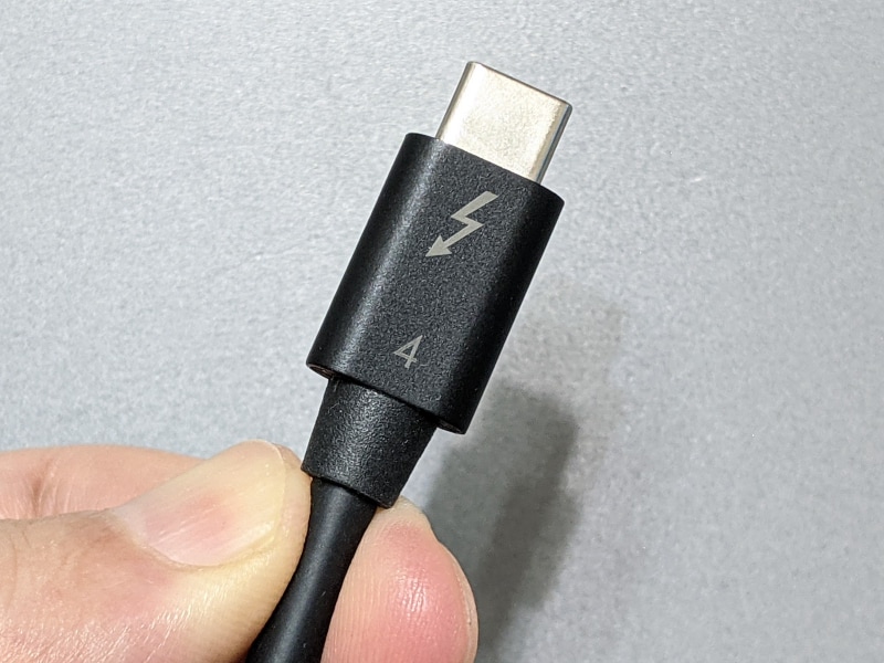 Thunderbolt 4ケーブルは「全部入りのUSB Type-Cケーブル」にあたり、1本持っておくと重宝する。ちなみに本記事で使っているのは、Cable Mattersの「<a href="https://www.amazon.co.jp/gp/product/B08KSM2FWR/impresswatch-6-22/ref=nosim" class="n" target="_blank">107032-BLK-0.8m</a>」