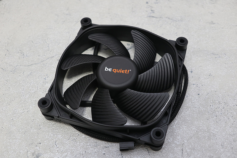 付属するファンはSILENT WINGS 3という、PURE WINGS 2の上位モデル