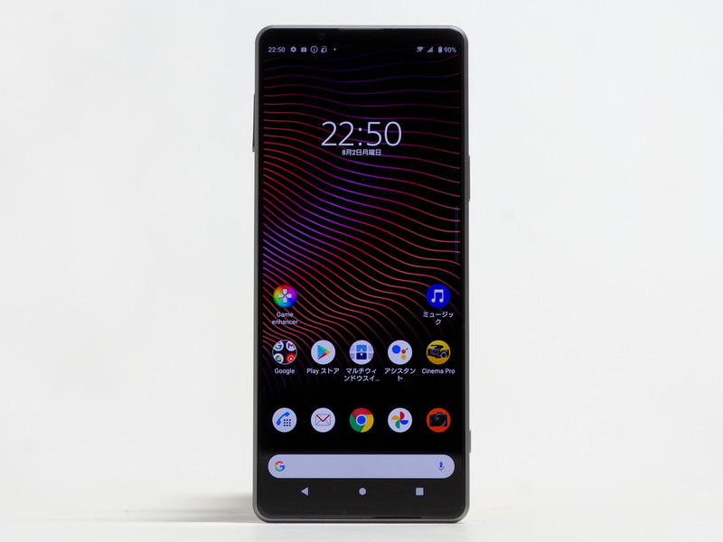 前面。パネル中央上に前面カメラ。アスペクト比が21:9なので一般的なスマホより長細い。フチは薄い