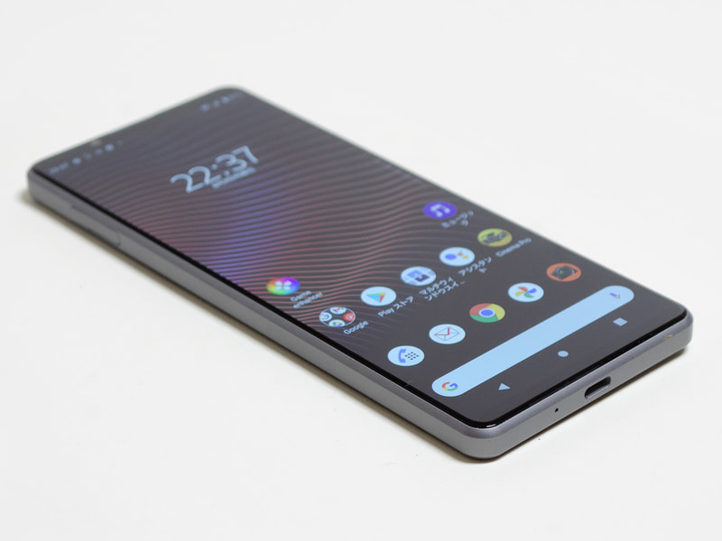 左/下。左側面にSIM/microSDカードスロット、下側面にType-C