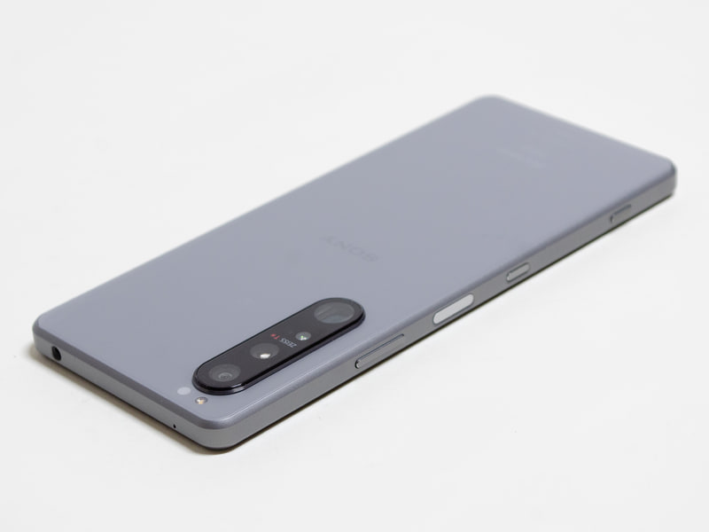 右/上。上側面に3.5mmジャック、右側面に音量±ボタン、指紋認証センサー兼の電源ボタン、Googleボタン、シャッターボタン