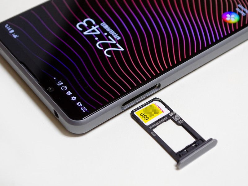 Nano SIMスロット付近。奥がSIM、手前がmicroSDカードスロット。イジェクトピンを使わないタイプだ。指(爪)で簡単に外れる(1 IIも同様)