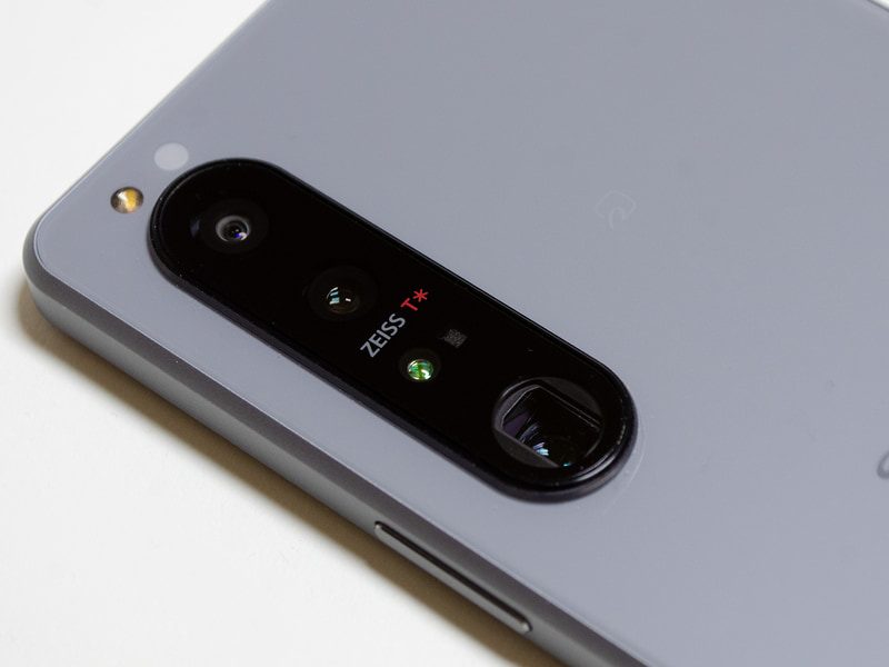 カメラ。左から順に超広角、広角、望遠