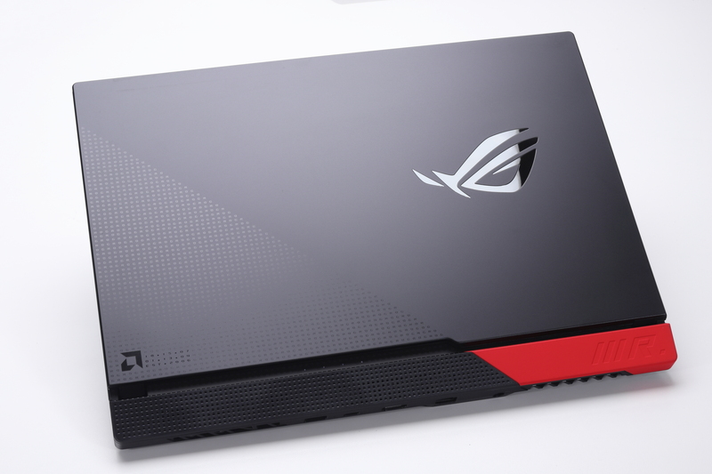 天板には、ROGロゴとともにAMDのロゴも描かれている