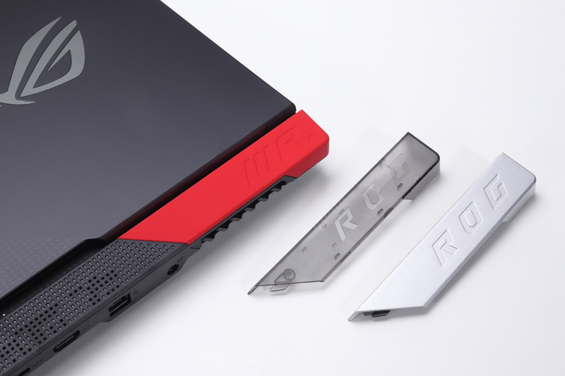 ヒンジ付近のカバーは一部が着脱可能で、交換用のカバーが二種類同梱されていた