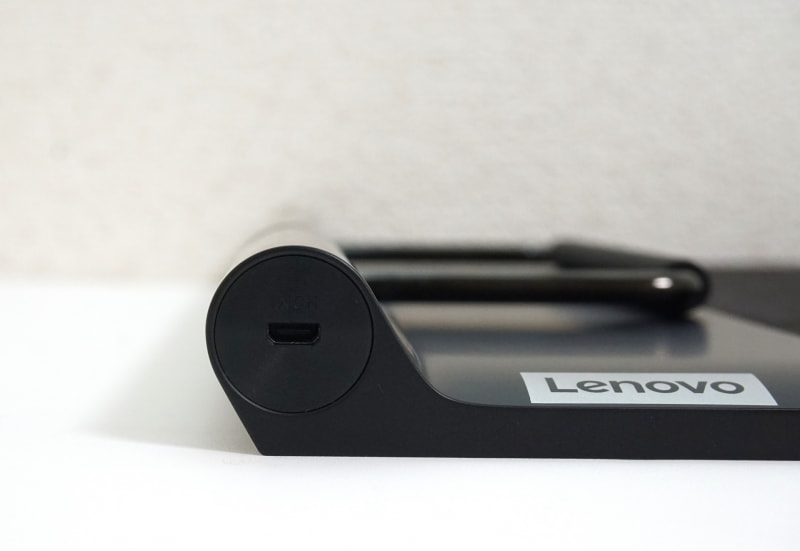 左側面下部に、Micro HDMIを装備する