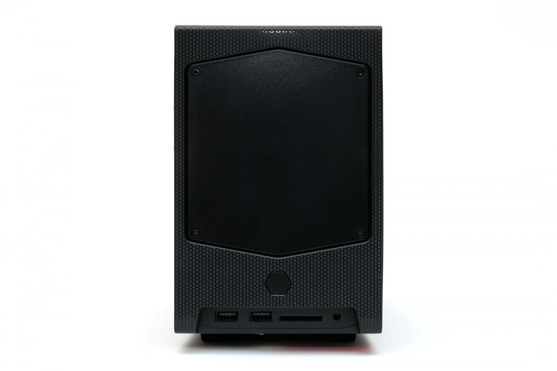 本体前面。下部に電源ボタン、USB 3.1×2、SDメモリカードリーダ(UHS-II SDXC)、3.5mmコンボジャックを用意