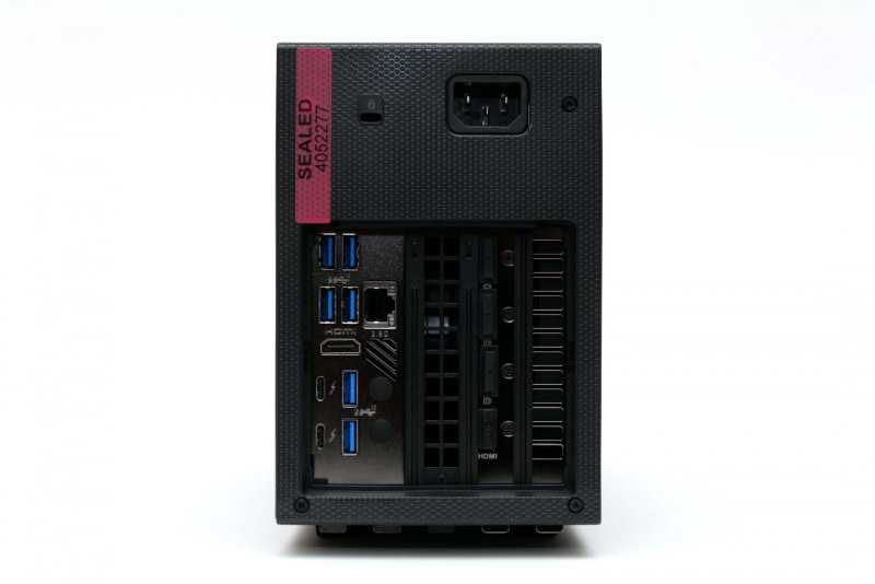 本体背面。左上からKensingtonロックスロット、電源端子、USB 3.1×6、2.5Gigabit Ethernet×1、HDMI 2.0b×1、Thunderbolt 4×2を配置。DisplayPort×3、HDMI×1はビデオカードのもの