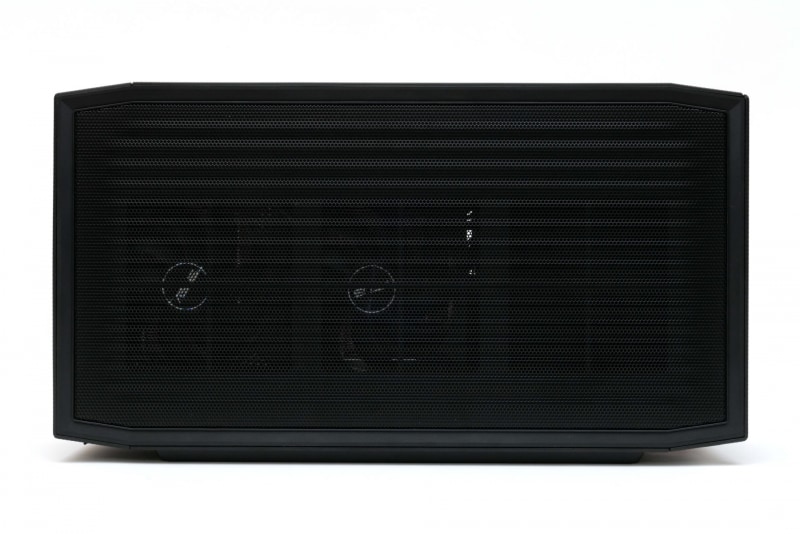 左側面。透けて見えるのはビデオカード