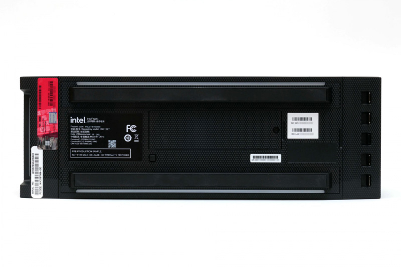 底面。型番、シリアルナンバー、LANのMACアドレスなどはここに記載されている。底面中央のカバーについては後述する